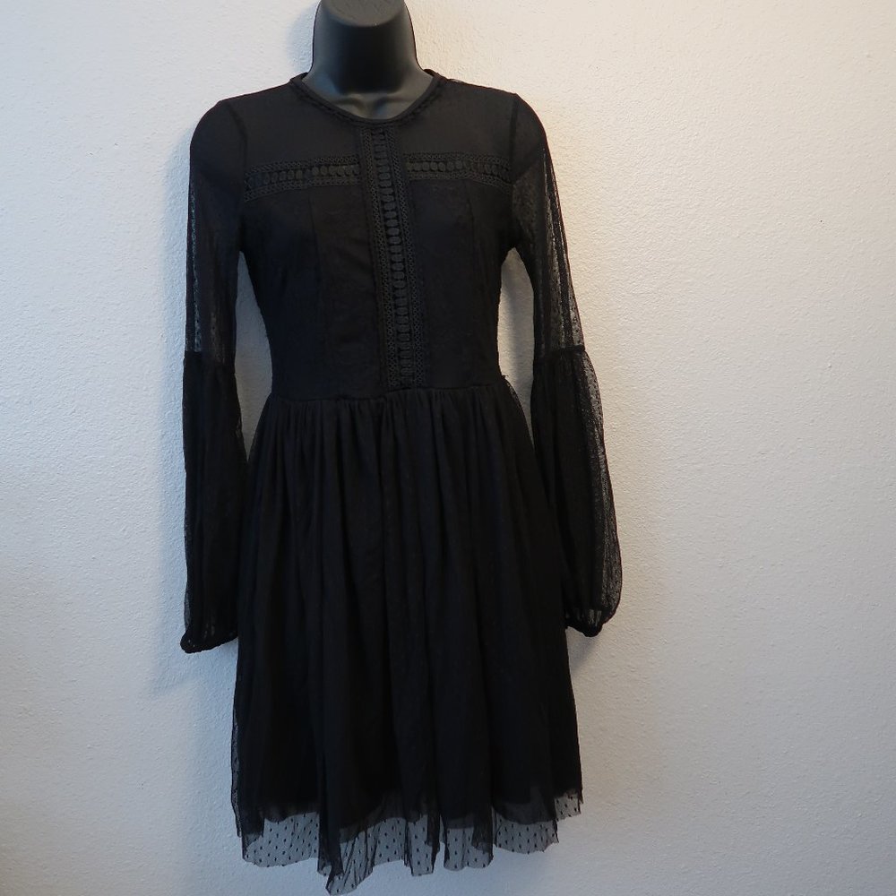 SHOW WHITE DEISNEY DRESS BLAK BEAUTIGUL LACE DETAILS